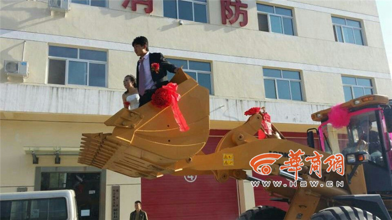 陜西小伙開8臺裝載機(jī)接新娘。