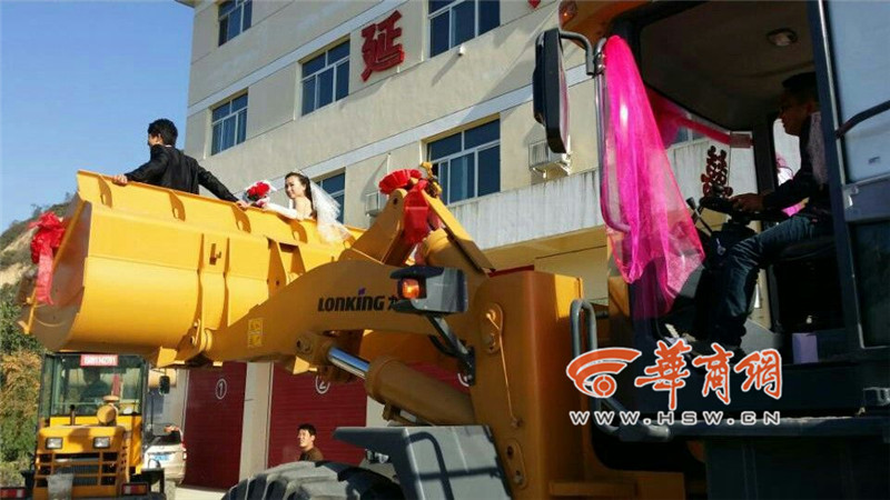 陜西小伙開8臺裝載機(jī)接新娘。
