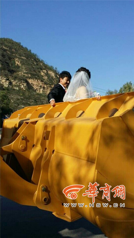 陜西小伙開8臺裝載機(jī)接新娘。