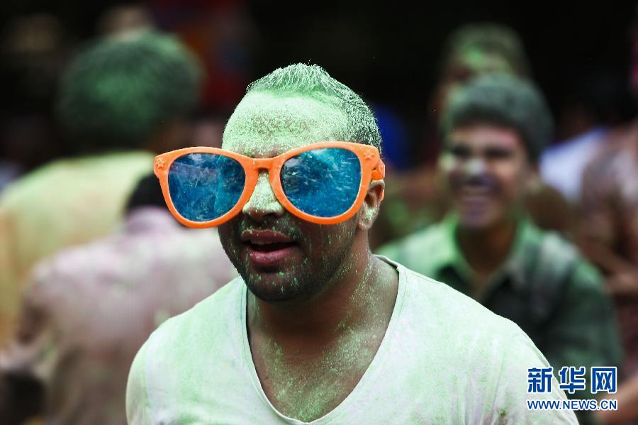 10月16日，在埃及首都開(kāi)羅，一名男青年在“彩色跑”活動(dòng)中奔跑。