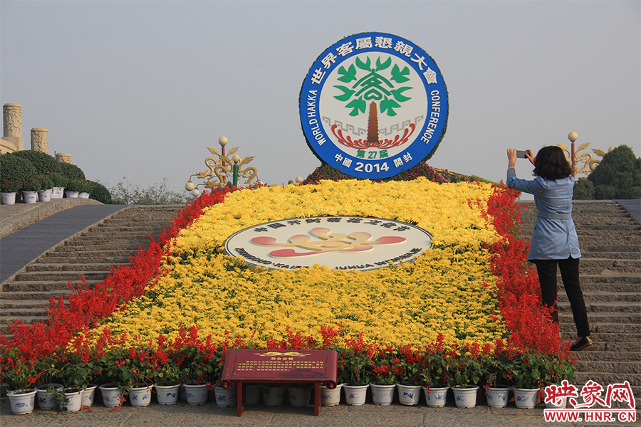 游客在拍照。