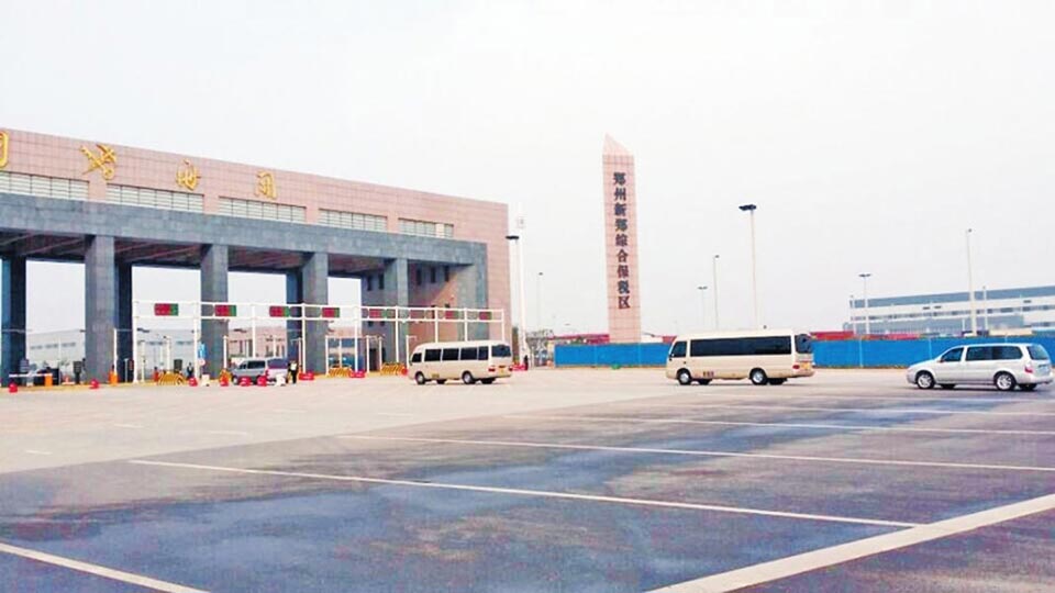 車(chē)隊(duì)“樸實(shí)”抵達(dá)富士康