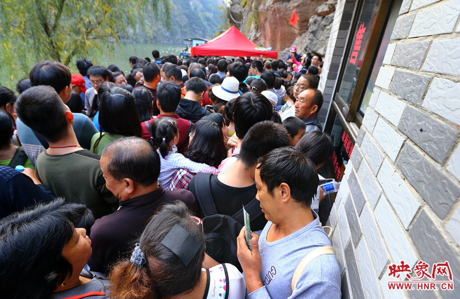 游船售票處前，游客被擠得無法轉(zhuǎn)身