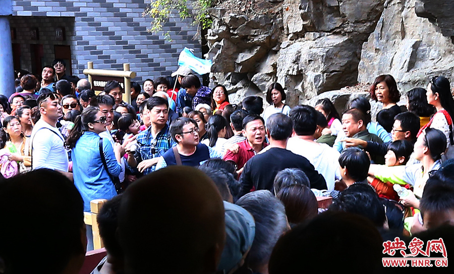 候船碼頭上，游客由于擁擠發(fā)生摩擦沖突