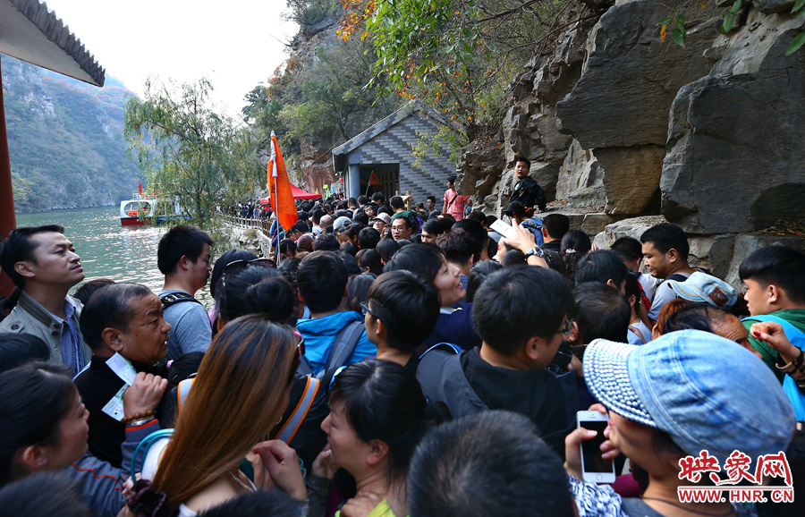 由于景區(qū)沒有良好的疏導和管理，讓游玩的游客被混亂的狀態(tài)破壞了好心情