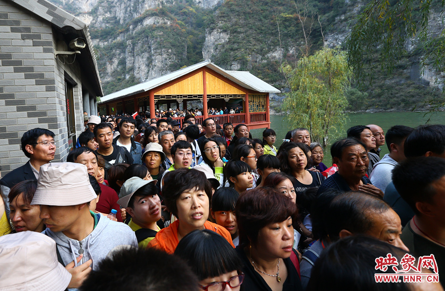 等待上船的碼頭上，游人擁擠不動