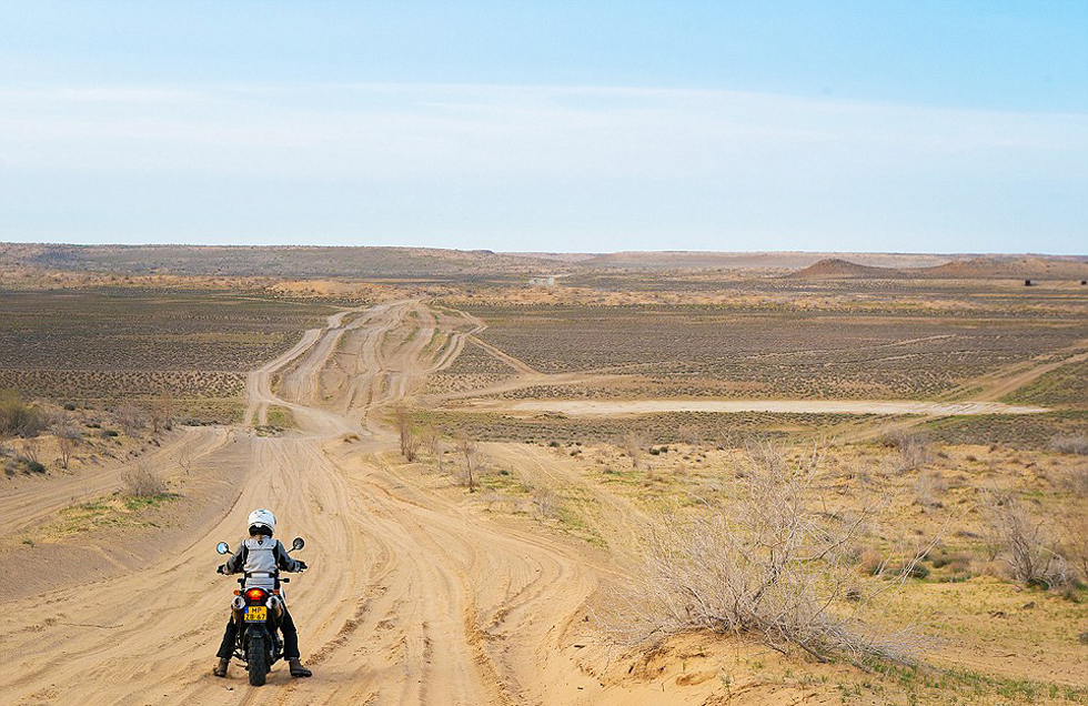 在3個(gè)月中，夫婦倆從阿姆斯特丹到達(dá)蒙古，途中經(jīng)過(guò)16個(gè)國(guó)家。