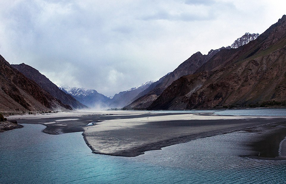 夫婦倆穿越東歐到達(dá)亞洲，沿途拍攝到許多美景。