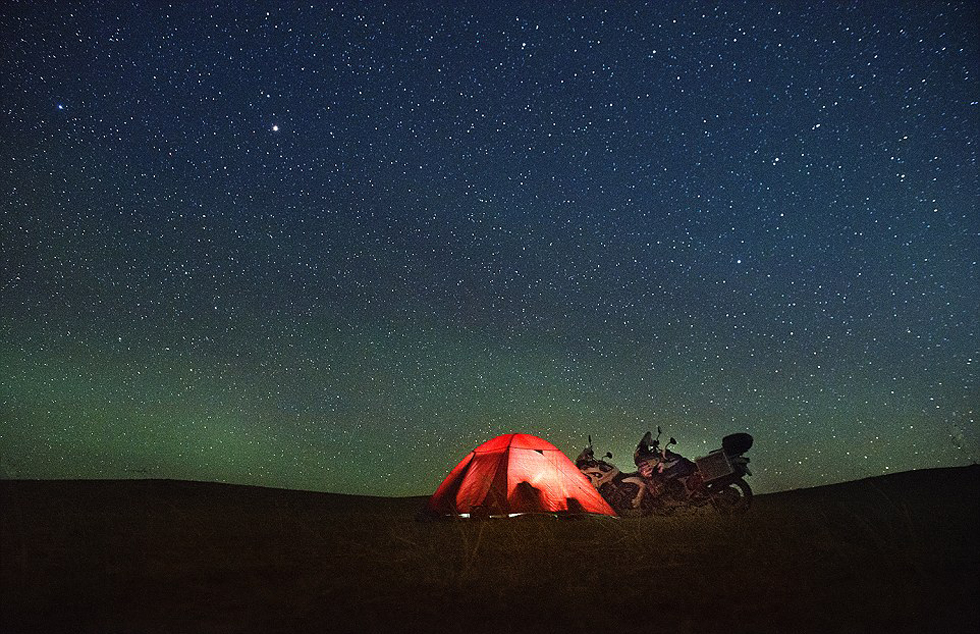 他們?cè)庥錾硥m暴和嚴(yán)寒，且數(shù)天無(wú)法洗澡。