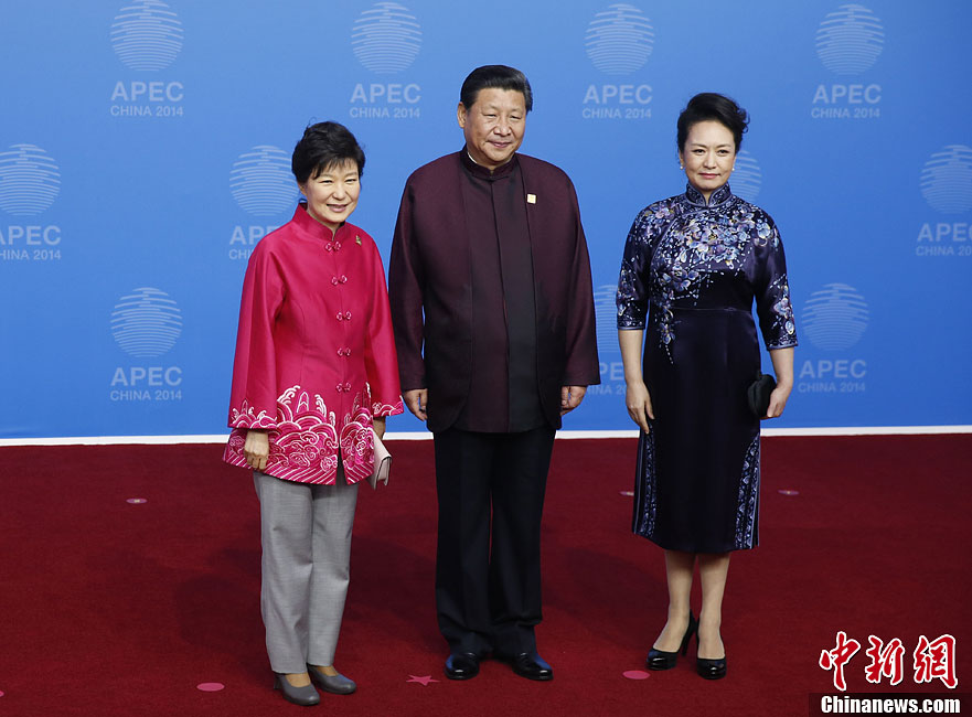 圖為習(xí)近平夫婦歡迎韓國總統(tǒng)樸槿惠。中新社發(fā) 杜洋 攝