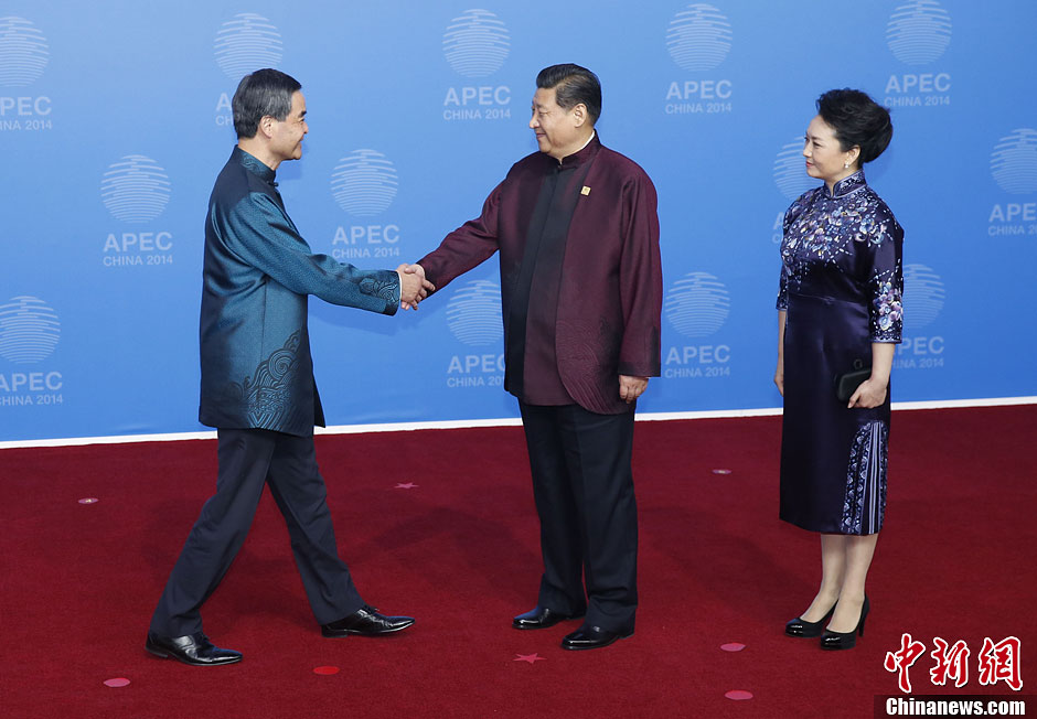 圖為習(xí)近平夫婦歡迎中國香港特別行政區(qū)行政長官梁振英。中新社發(fā) 杜洋 攝