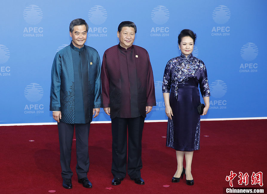 圖為習(xí)近平夫婦歡迎中國香港特別行政區(qū)行政長官梁振英。中新社發(fā) 杜洋 攝