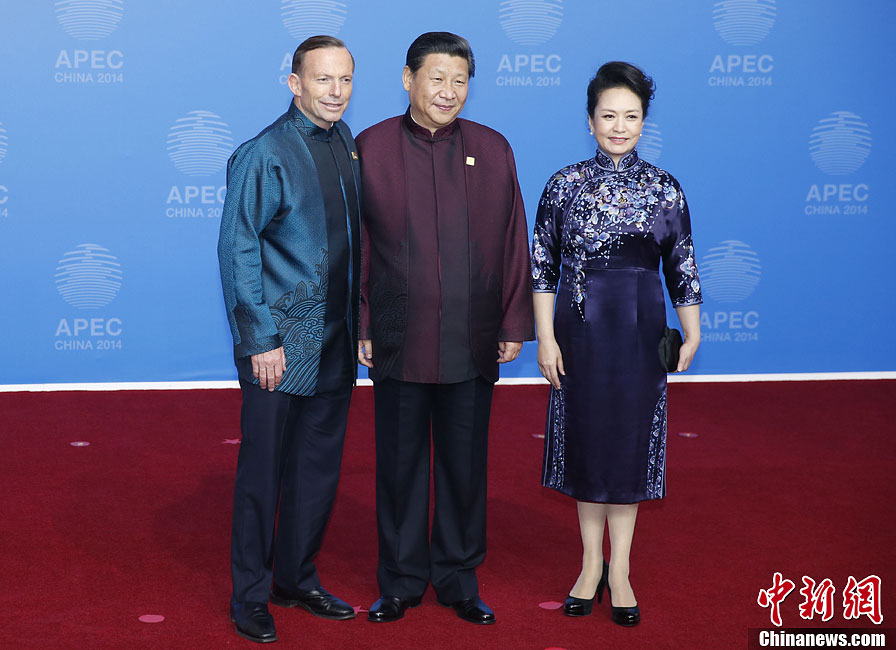 圖為習(xí)近平夫婦歡迎澳大利亞總理阿博特。中新社發(fā) 杜洋 攝