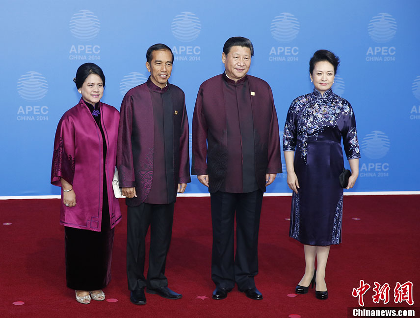 圖為習(xí)近平夫婦歡迎印度尼西亞總統(tǒng)佐科·維多多。中新社發(fā) 杜洋 攝