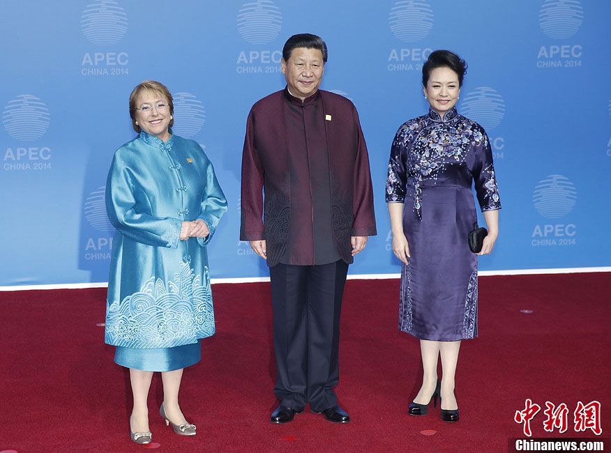 圖為習(xí)近平夫婦歡迎智利總統(tǒng)巴切萊特。中新社發(fā) 杜洋 攝