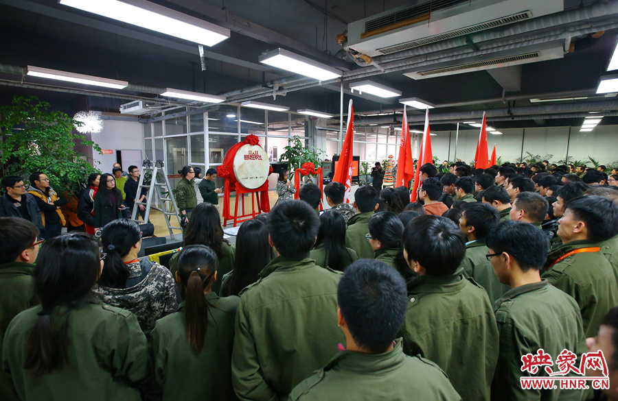 “雙十一”零點(diǎn)到來(lái)前，電商的負(fù)責(zé)人為一線員工鼓勁加油