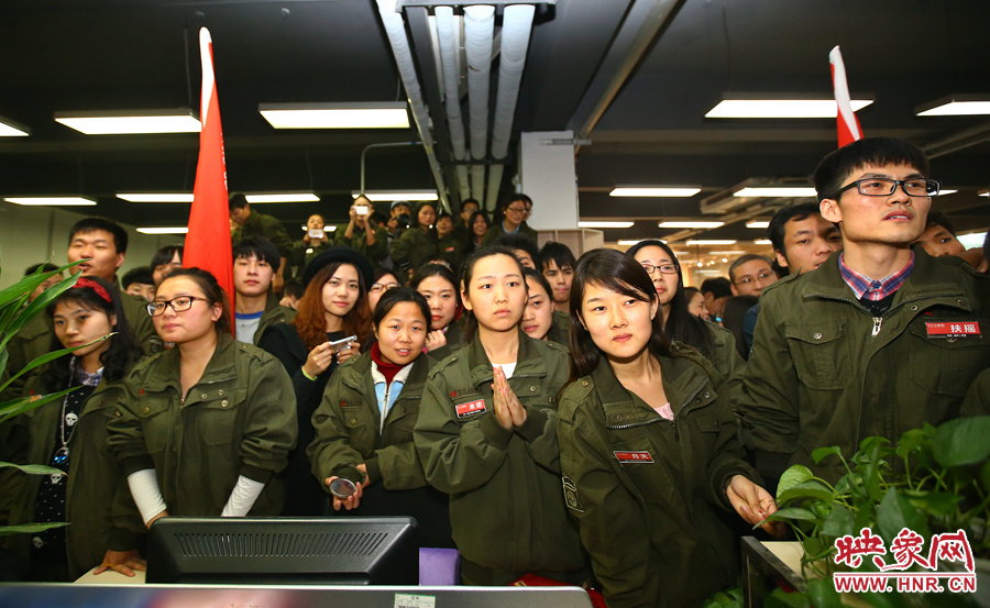 很多員工注視著屏幕上不斷攀升的銷(xiāo)售額，期望能創(chuàng)下新高