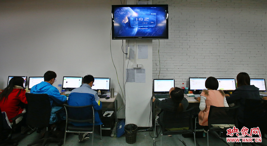 一位客服人員仰頭看看屏幕上不斷上升的銷(xiāo)售額