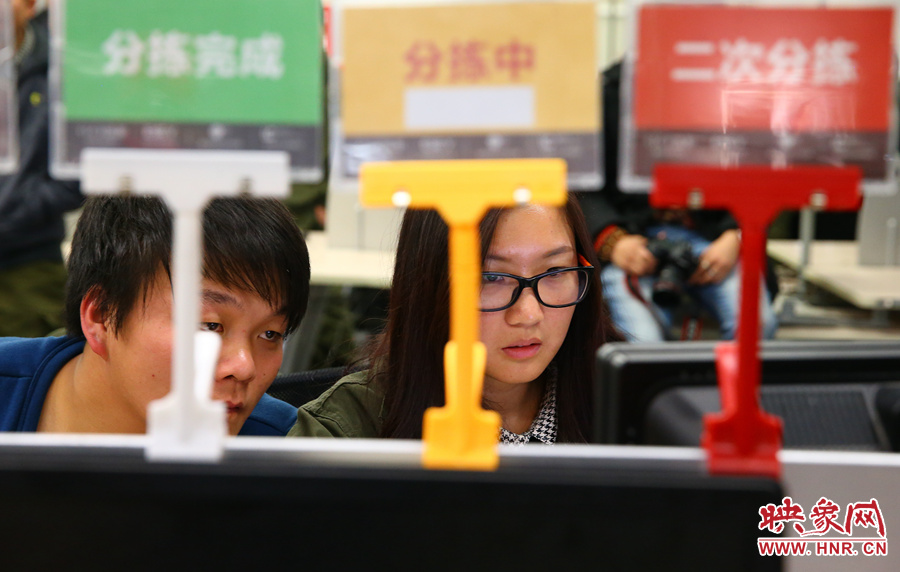 屏幕前專(zhuān)注的工作員工