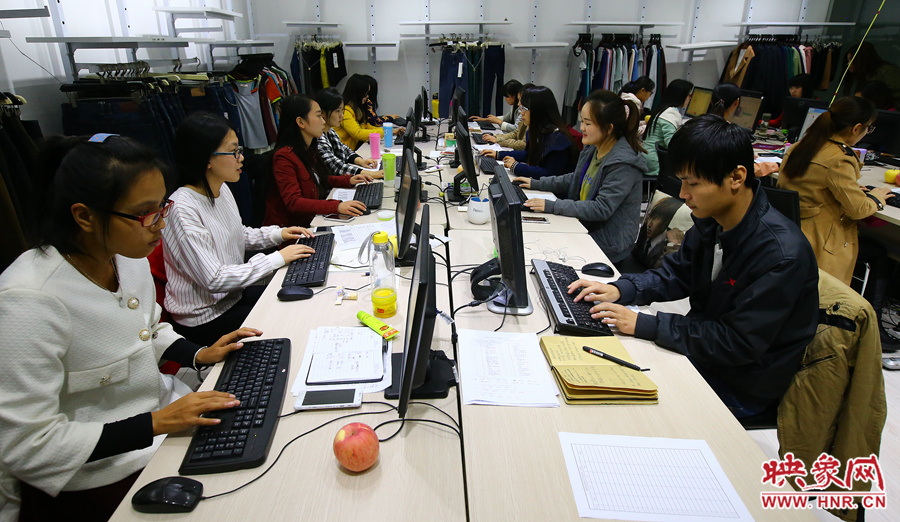 深夜中，忙碌的客服