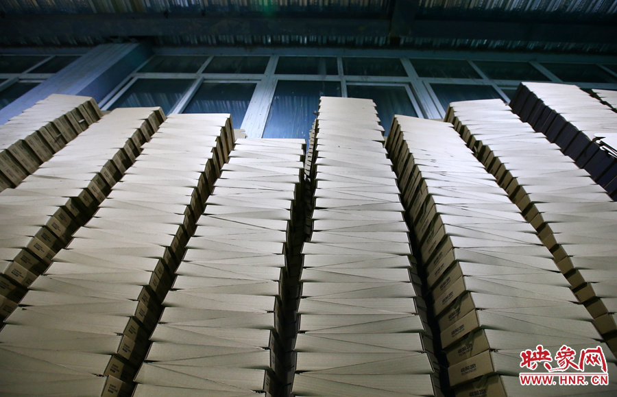 高高堆放起的包裝盒等待著一場(chǎng)“大戰(zhàn)”的到來(lái)