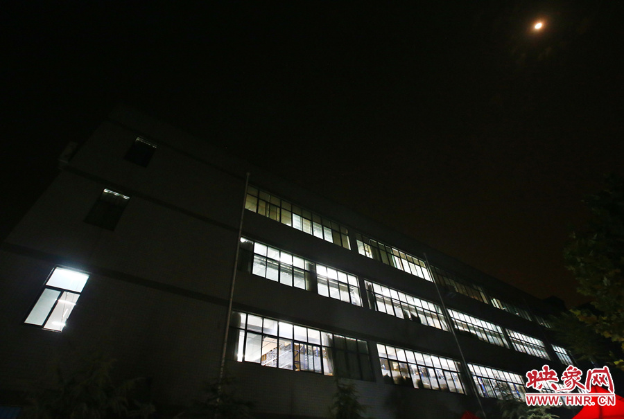 夜已深，燈火通明的大廳內(nèi)卻熱火朝天