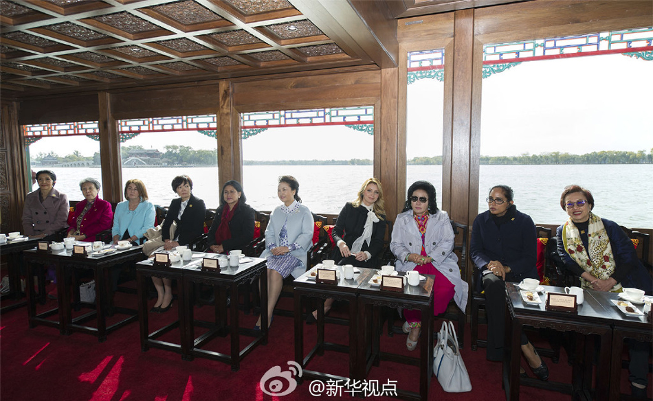 彭麗媛11日邀請來華出席2014年APEC領導人非正式會議的部分經濟體領導人或代表的夫人參觀世界文化