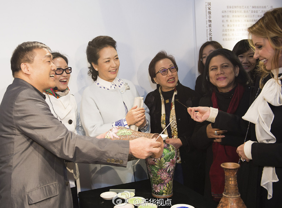 彭麗媛11日邀請來華出席2014年APEC領導人非正式會議的部分經濟體領導人或代表的夫人參觀世界文化