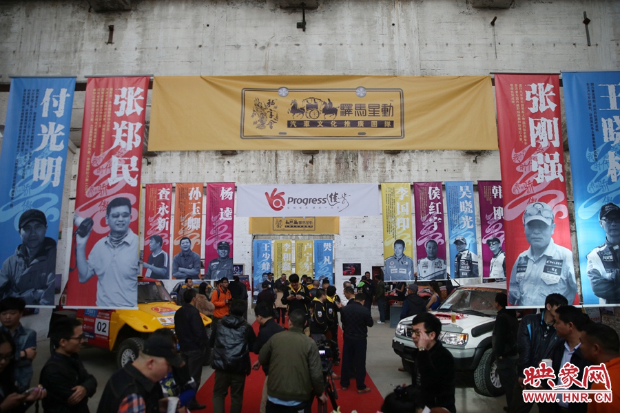 11月11日，河南30年賽車歷程《賽車手眼里的世界》攝影展開展。