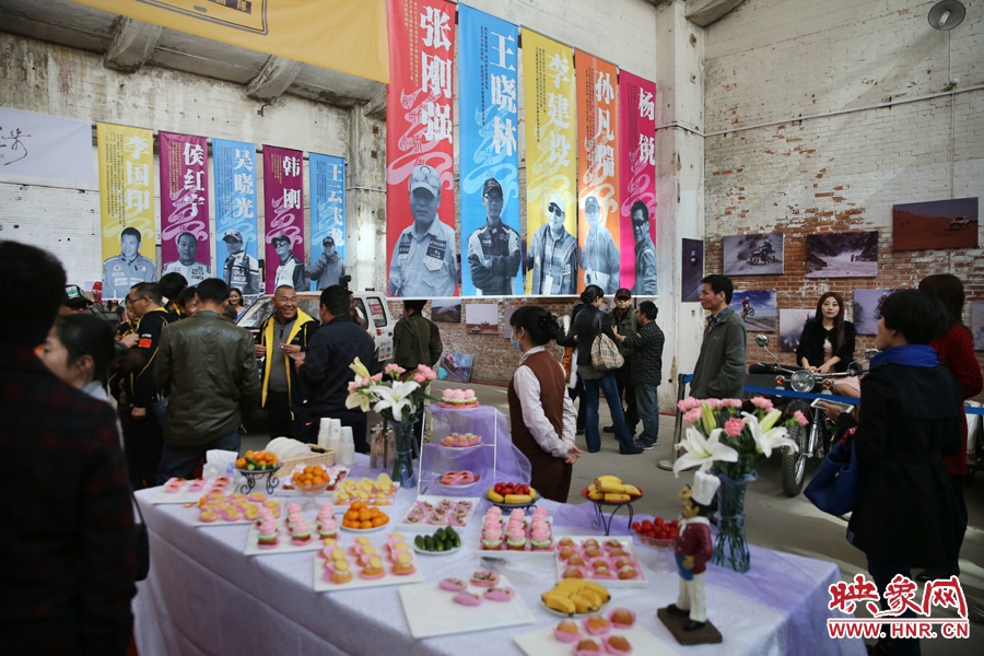 影展現(xiàn)場(chǎng)介紹河南籍賽車的手條幅掛滿展室。