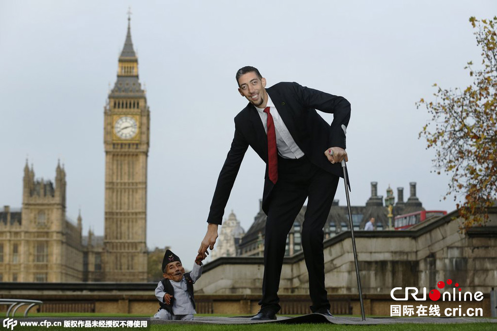 當?shù)貢r間2014年11月13日，英國倫敦，世界上最矮的男子錢德拉·巴哈杜爾·唐吉與世界上最高的男子蘇