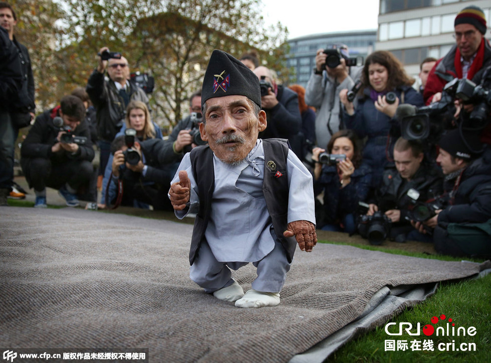 當?shù)貢r間2014年11月13日，英國倫敦，世界上最矮的男子錢德拉·巴哈杜爾·唐吉與世界上最高的男子蘇