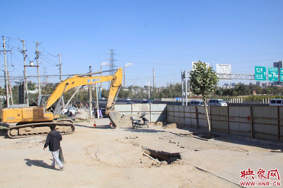 塌陷的面積約50平米,有兩個(gè)明顯大坑。