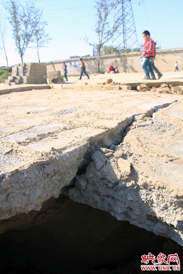 孩子們放學(xué)都要從這里經(jīng)過,非常危險(xiǎn)。