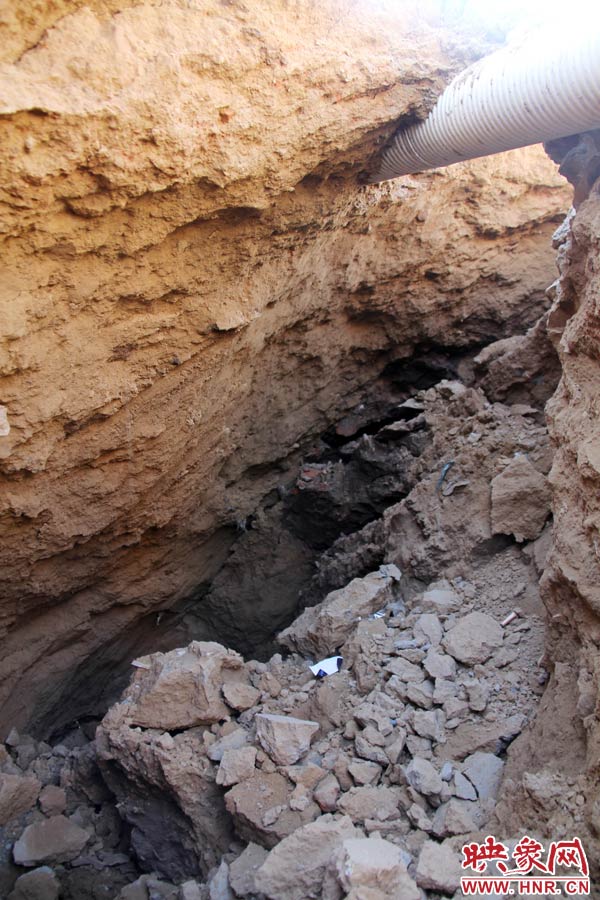 坑內(nèi)堆積著一些碎土和磚塊。