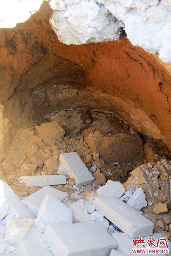 坑內(nèi)存有積水浸泡過的痕跡。