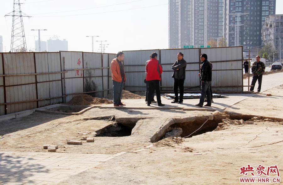 現(xiàn)場一些工作人員表示,會(huì)盡快對坍塌地方進(jìn)行開挖,找到塌方原因。