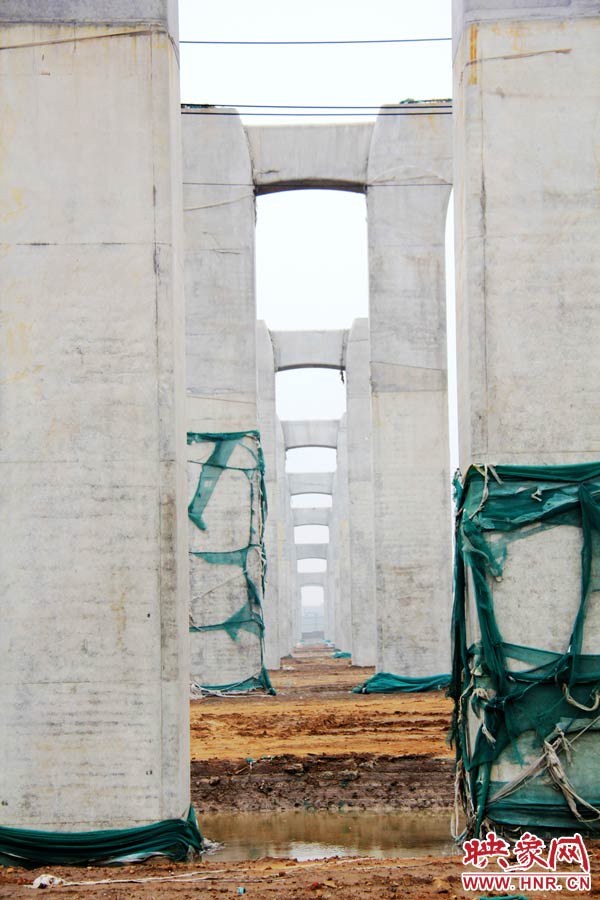 目前附近居民認為“照目前的施工狀況看，年底主體完工已不太可能”。