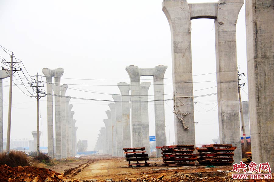 南北方向已架起數百根橋墩，一眼望不到邊際。