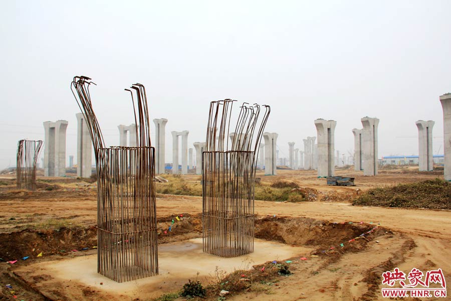 位于鄭州市南四環(huán)的京廣快速路南延工程已經停工數月，現(xiàn)場幾百根橋墩已經架起，場面甚是“震撼”。