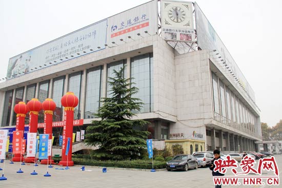 11月28日，記者從鄭州市政府獲悉，河南省人民會堂決定拆除違法存在10多年的巨型樓頂廣告。