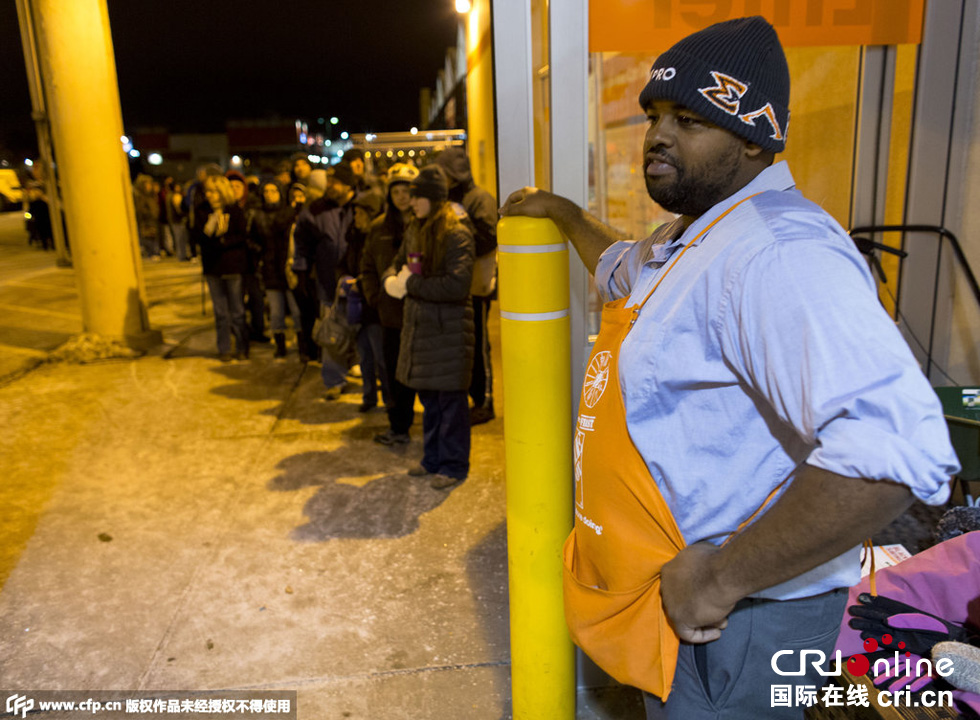 美國(guó)“黑色星期五”促銷啟動(dòng) 民眾深夜宿營(yíng)排隊(duì)搶購