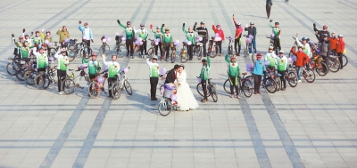 騎友們圍成一個“心”形，郝幸福在心尖上深情地親吻著新娘。