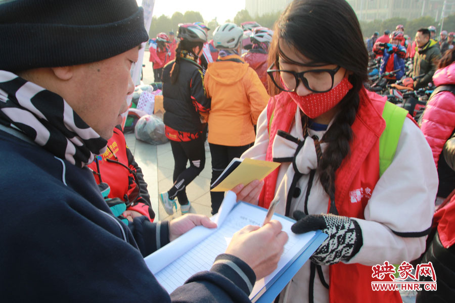 工作人員登記愛心網(wǎng)友的捐贈(zèng)信息