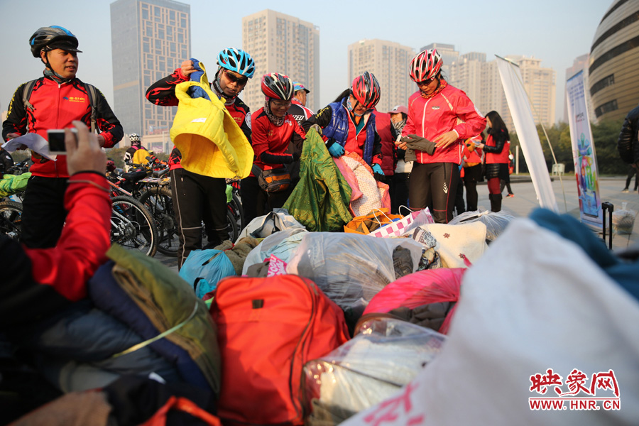 15捐贈(zèng)之前，再試穿一下老式花棉襖