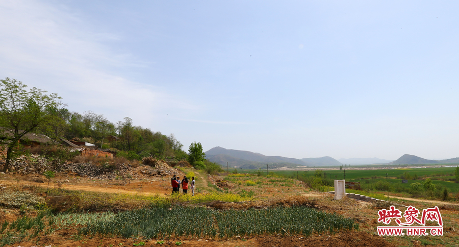 畫面左側(cè)的石井村是個(gè)只有十幾口人的小村，庫(kù)區(qū)移民搬遷時(shí)從遠(yuǎn)處低洼處遷到此