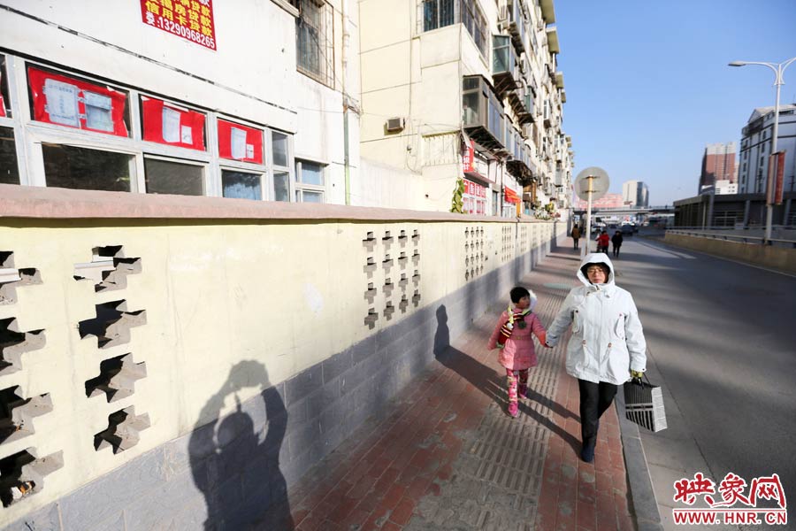 市民從墻外走過(guò)。