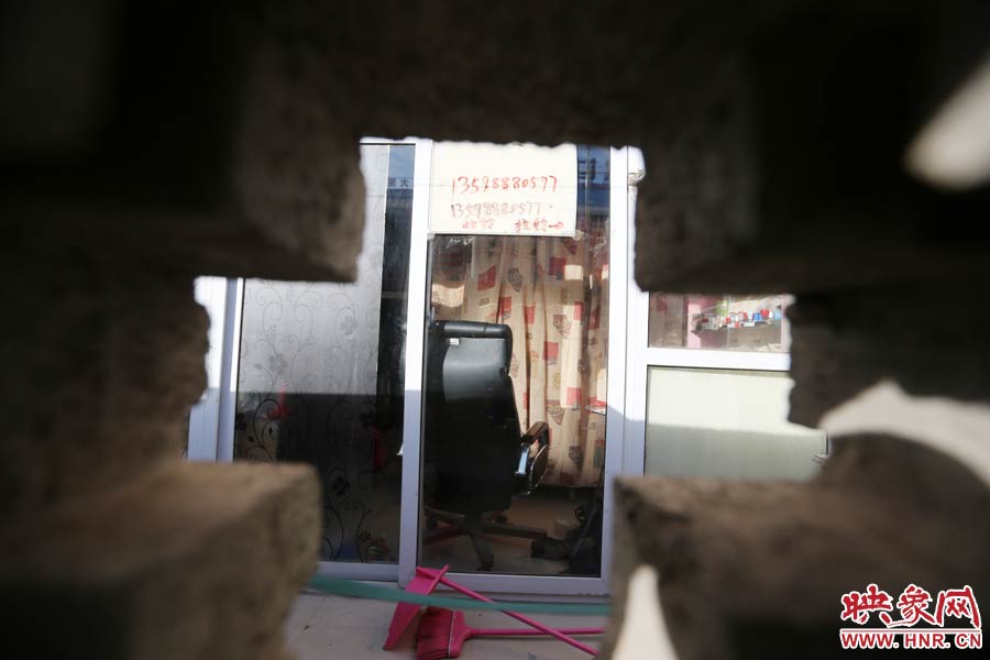 透過(guò)墻上的格子，可以看到里面的一切。