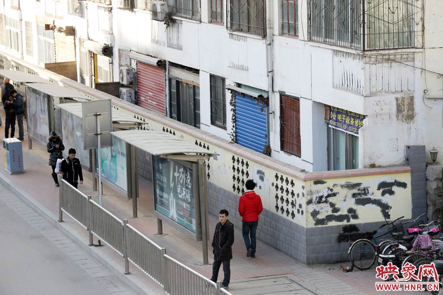 圍墻外是一處公交站牌。