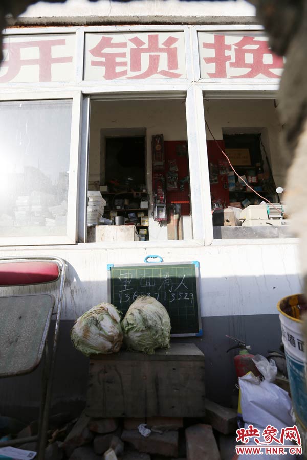一家開(kāi)鎖的商戶掛了一個(gè)牌子，上面寫著“里面有人”，提醒市民這里正常營(yíng)業(yè)。